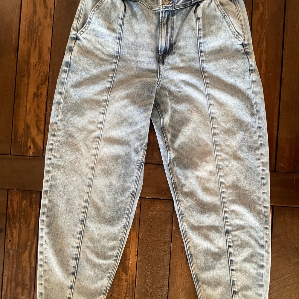 Women's pleated Light Wash mom Jeans